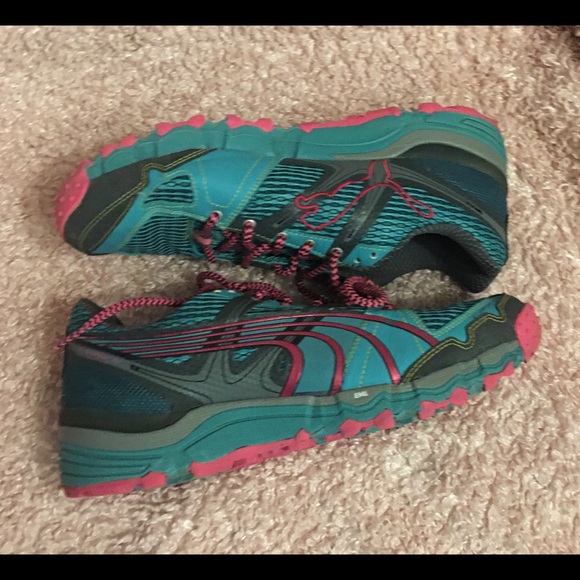 Puma turquoise & pink athletic shoes. 10. Exc. - Picture 3 of 4